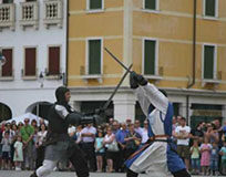 Tra dame e cavalieri, Este si tuffa nel Medioevo