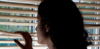 Ai domiciliari per stalking, minaccia il rivale