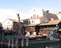 Una gondola con un cannone per un mese a Venezia