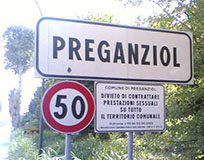 I vigili lo fermano, lui li aggredisce