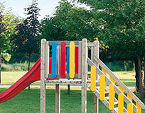 Bimbi al parco feriti da uno scivolo