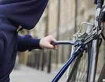 Ruba una bici durante una retata: arrestato