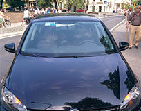 Bimbi soli chiusi in auto. Salvati