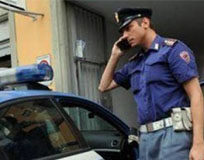 Le chiede informazioni e la deruba