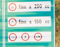Le moto 150 e i cartelli stradali sbagliati