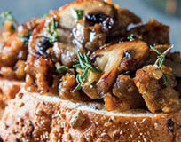 Sapori d’autunno: crostini con porcini, salsiccia e timo