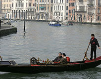 Rubano una gondola per un giro romantico