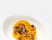 Bigoli con crema di zucca Casatella Trevigiana Dop, radicchio e salsiccia