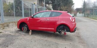 SPINEA. GLI RUBANO LE RUOTE LA NOTTE DI NATALE, LUI PUBBLICA LA FOTO SUI SOCIAL