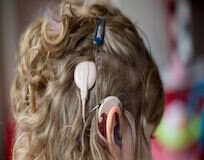 Rubano le pile dell’apparecchio acustico a una bimba di 10 anni. Lo sdegno e la denuncia dei genitori