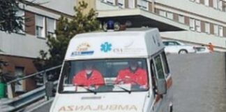 «Scappo di casa» e si lancia dal balcone