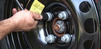 Uomo rischia incidente. I ladri di cerchioni avevano allentato i bulloni