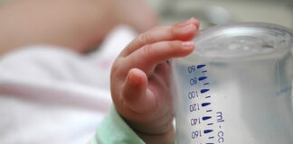 Denunciata coppia vegana che nutriva la neonata con latte di mandorla