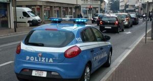 Uomo picchia moglie (incinta) e non contento i poliziotti