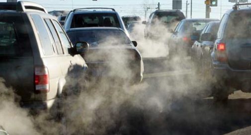 Traffico, automobili e smog (foto di repertorio)