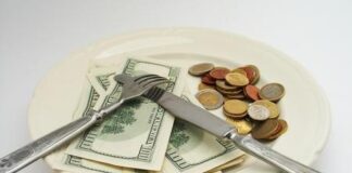 Affamati di soldi e cibo. Ladri rubano e si concedono una abbuffata