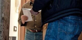 Finti operatori di Italgas vendono contratti luce a gas non richiesti. Boom di utenti mestrini raggirati Vendita porta a porta (immagine di repertorio)