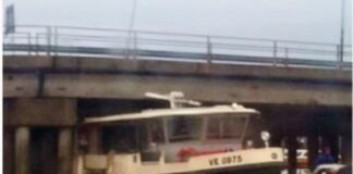 Al Tronchetto vaporetto si incastra sotto il ponte