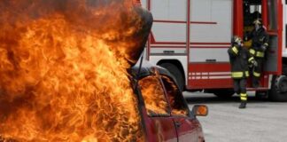 Fuoco e fiamme davanti a Divani & Divani