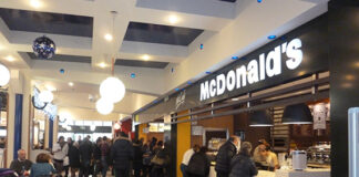 Cubana nuda al Mc Donald’s