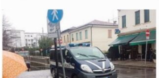 Auto dei vigili sulle strisce. E’ polemica