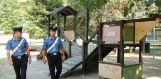 Esibizionisti di 46 e 51 anni sorpresi in atti osceni