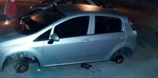 Rubano i cerchioni dell’auto durante la sfilata