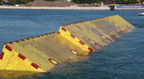Maltempo: danni nelle spiagge, Venezia protetta dal Mose Barriere del Mose in sollevamento (foto d'archivio)