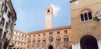 Vietata la sosta anche alle auto blu in Piazza dei Signori