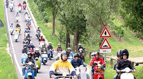 A Conegliano, rive in Vespa. Motoraduno delle Prealpi per moto storiche