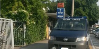 Polizia locale in sosta su pista ciclabile di via Facciolati