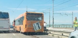 Autobus diretto a Mestre perde un pezzo e crea incidenti