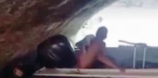 Ruba barca e si incastra sotto il ponte