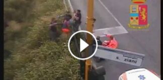 Polizia salva 22enne che si getta da un ponte a Padova. Il video