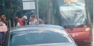 Auto blocca il tram di Mestre, ci pensano i pendolari