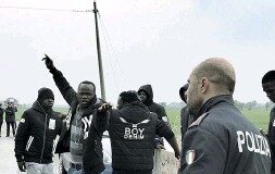 Profughi, rivolta e scontri a Cona Occupata la base