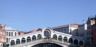 Venezia parco divertimenti. Dal tuffo nel Canal Grande ai bagnanti di Campo San Vio, Brugnaro promette di colpire duro.