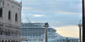 Grandi navi, UIL Veneto: “Scelta improvvisata, mancano le alternative” Una grande nave a Venezia (foto di archivio)