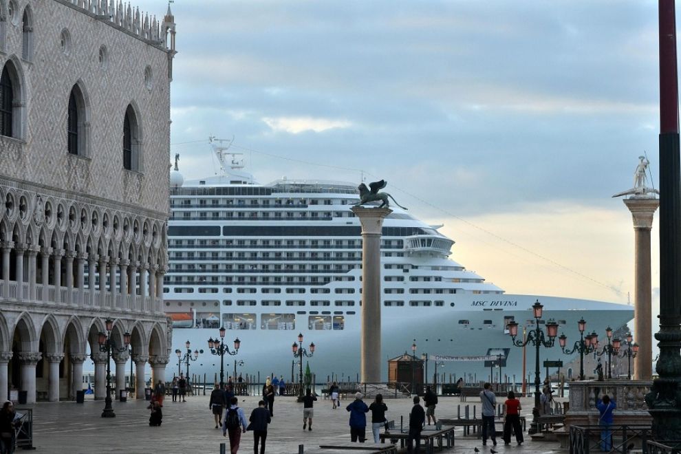 Una grande nave a Venezia (foto di archivio)