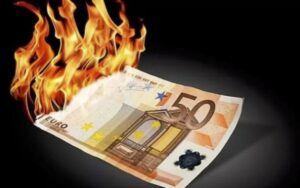 soldi bruciati (immagine di archivio)