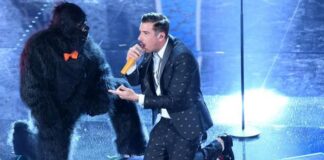 GABBANI BALLA SENZA SCIMMIA SULLE MURA. GLI ANIMALISTI HANNO DETTO “NO”.