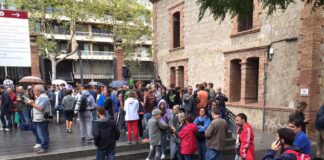 SANGUE E SCONTRI A BARCELLONA. I MILITARI IMPEDISCONO IL VOTO. ORE IN CODA ALLE URNE.