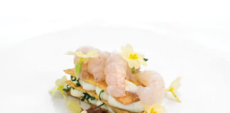 Millefoglie con stracchino di capra, scampi e primule