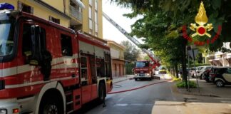 Incendio a Mogliano, due anziani si salvano sul cornicione