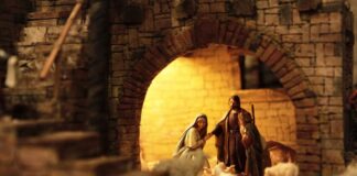 Avevano rubato i giochi alla scuola materna. “Gesu’ Bambino” li riporta.