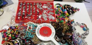 Pizzicate a vendere abusivamente bigiotteria al mercato di Treviso