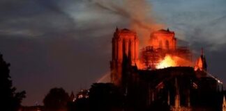 Notre Dame, l’insulto dei selfie davanti alla devastazione
