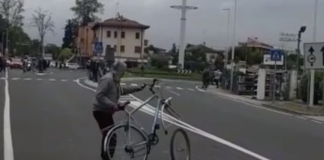 Scaglia una bicicletta contro i ciclisti del Giro D’Italia