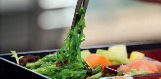 Fuggono dal sushi senza pagare: beccati