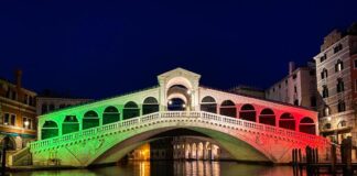 Le splendide foto del Ponte di Rialto illuminato del tricolore Ponte di Rialto